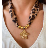 Collar pañuelo animal print flor oro