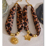 Collar pañuelo animal print flor oro